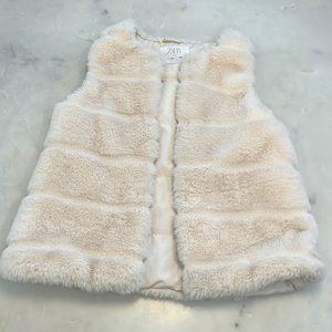Zara Girls Fur Vest Size 8/9 Excellent Condition